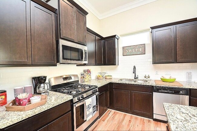 Building Photo - 1548 W 23rd St