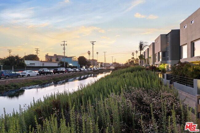 Building Photo - 310 Washington Blvd