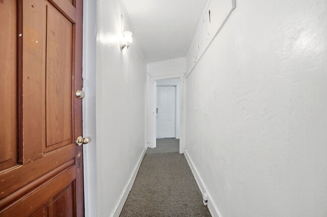 Building Photo - 7 bed/2 bath on Rohs St., Mins. from UC for Only $600/pp ($4,200/mo)!