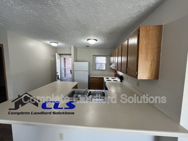 Building Photo - 563 Farrington St