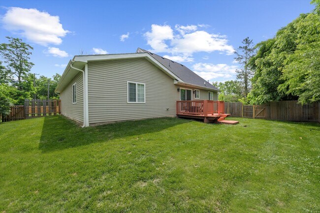 Building Photo - 1 Maple Vlg Ct