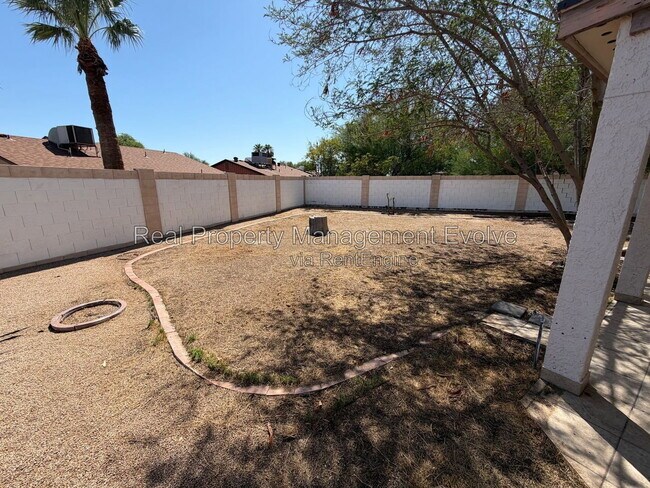 Building Photo - 513 E Wickieup Ln