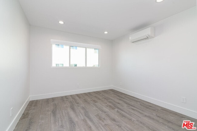 Building Photo - 1310 W Valencia Dr