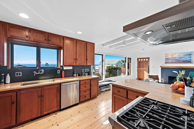 Building Photo - Oceanview Cottage Steps from Iconic Thousand Steps Beach