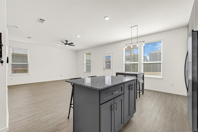 Building Photo - 318 Maple Bark Trl