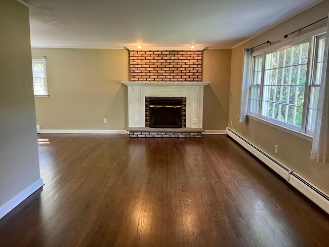 Building Photo - 88 Towerview Dr