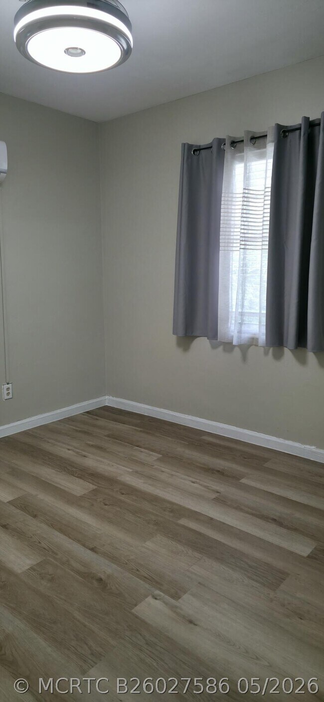 Building Photo - 1203 Chateau Park Dr