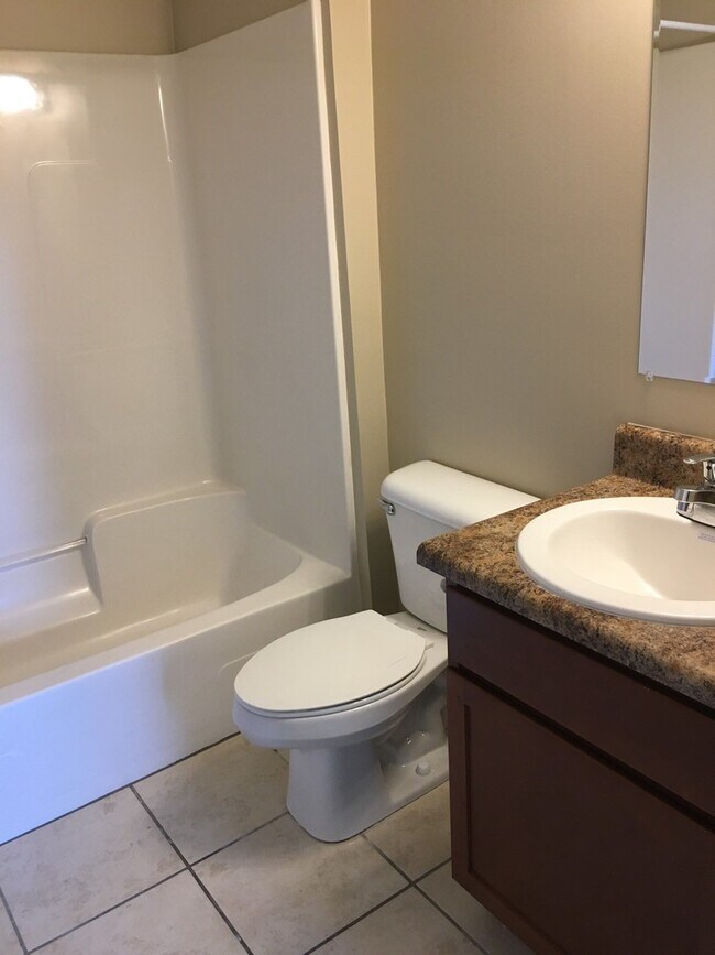 Building Photo - Great Townhome w/Easy Access to Shopping, Dining & Tyndall AFB!