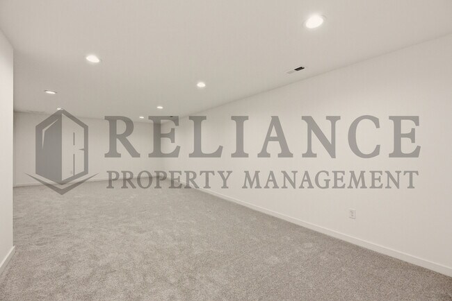 Building Photo - 5243 N Pinecrest Ct