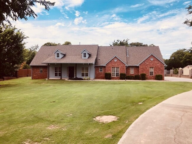 Building Photo - 4 bed + office + Bonus room/2nd Living ups...