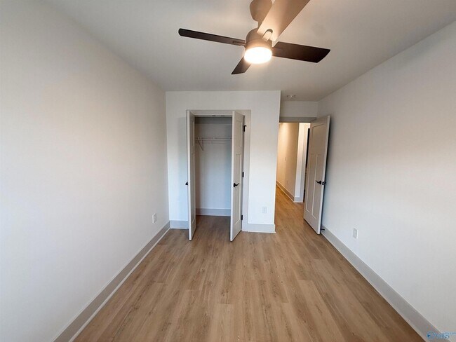 Building Photo - 18 Whispering Oak Dr SW