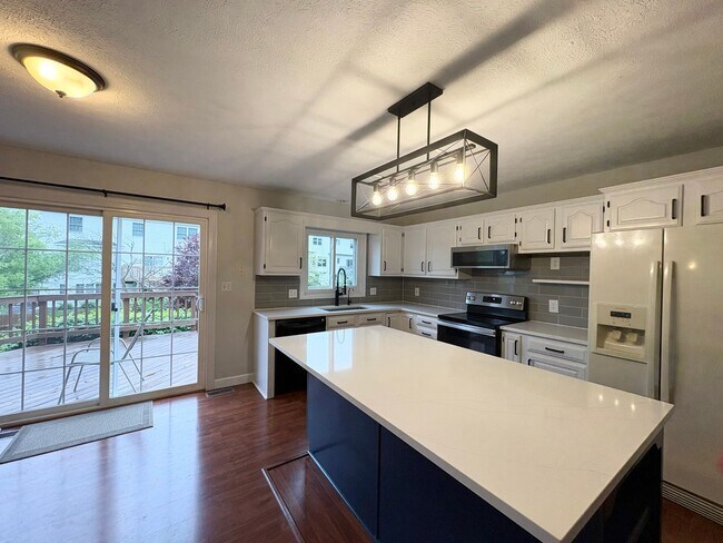 Building Photo - Stunning 5-Bedroom Home in Eagle Crest subdivision