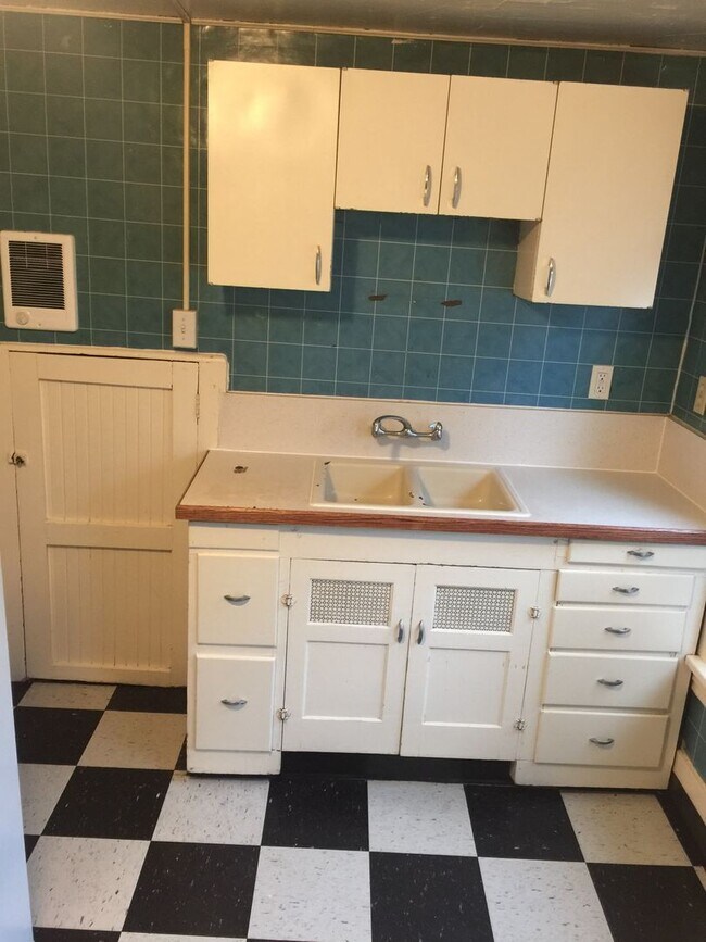 Building Photo - Very unique upper 1bed, great location! Ta...