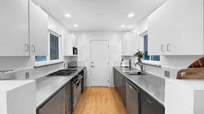 Building Photo - Light-Filled Home with Beautiful Garden & 2-Car Garage