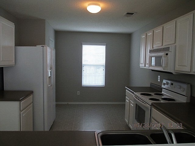 Building Photo - Awesome 3br 2.5ba in Durham. Fenced Yard!  Avail June 5, 2026!