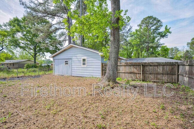 Building Photo - 2719 Meadowbrook Dr