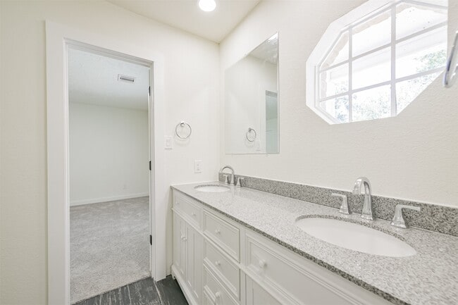 Building Photo - 19507 Spoonwood Dr