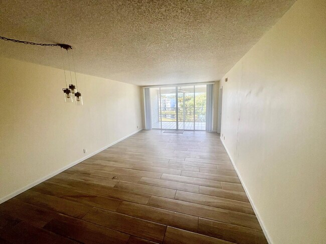 Building Photo - 1831 Sabal Palm Dr