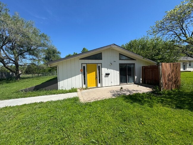Primary Photo - $1000- 3 bed 1 bath - Single Family Home