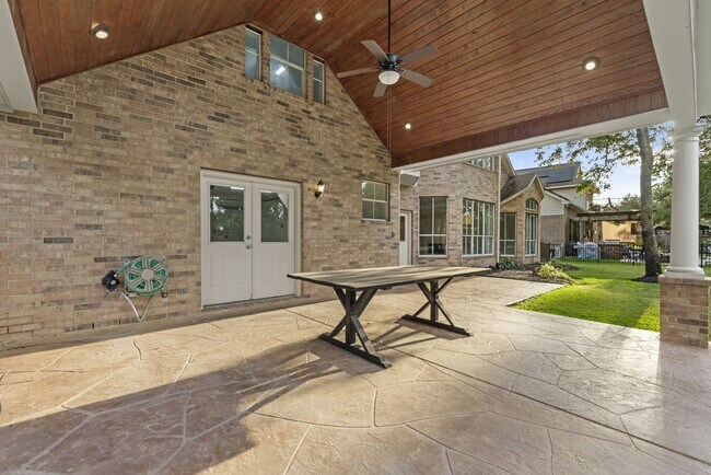 Building Photo - Gorgeous 4 bed/3.5 bath two story home!