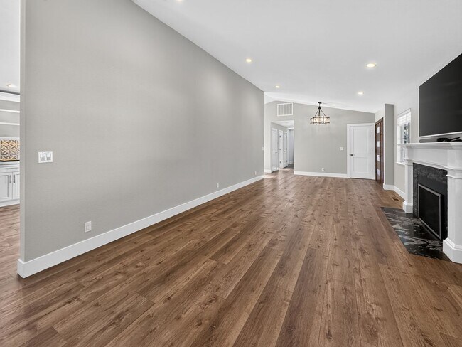 Building Photo - Gorgeous 4 Bedroom PLUS Spacious Bonus Room with Pool in Desired Alamo Neighborhood Available Now!