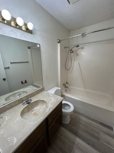 Full Bath - 626 WOLFTRAP DR.