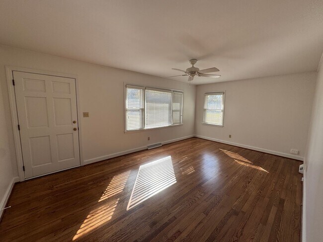 Building Photo - Available to Show