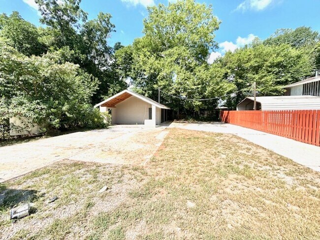 Building Photo - CHARMING BUNGALOW STYLE HOME LOCATED IN HE...