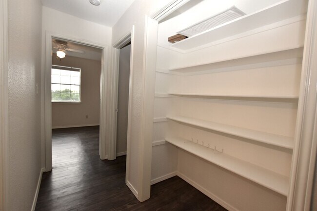 Building Photo - 921-923-923 Sagewood Trail