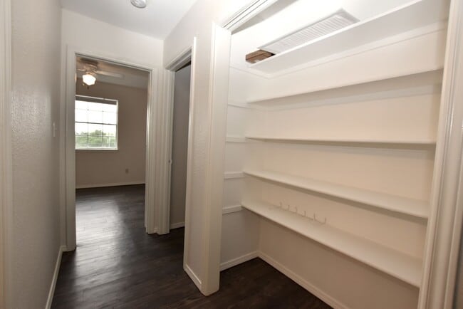 Building Photo - 921-923 Sagewood Trail