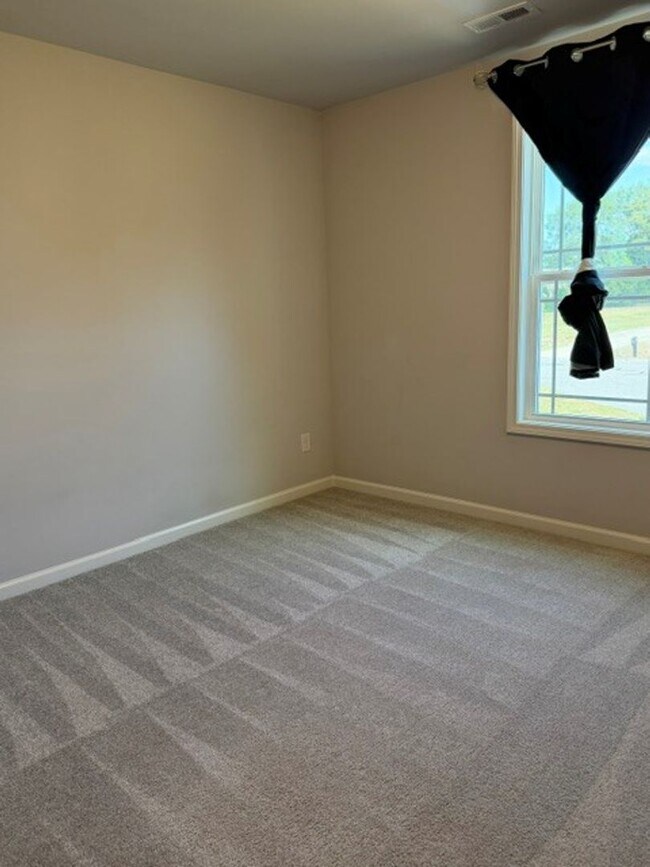 Building Photo - Cute 3 Bedroom Home Nestled in the back of the cul-de-sac