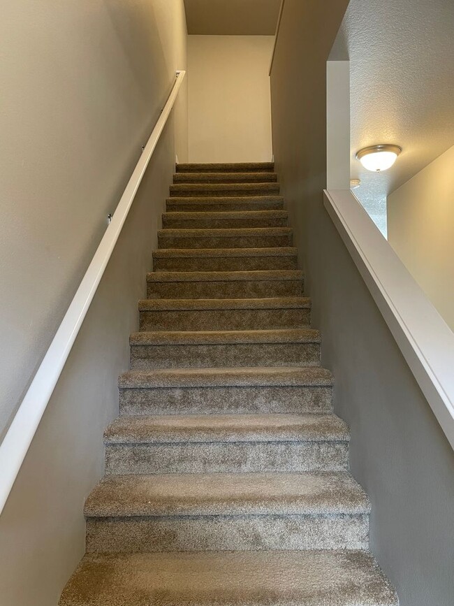 Building Photo - Goregous 3 Bedroom Home Ready for Hot Summ...