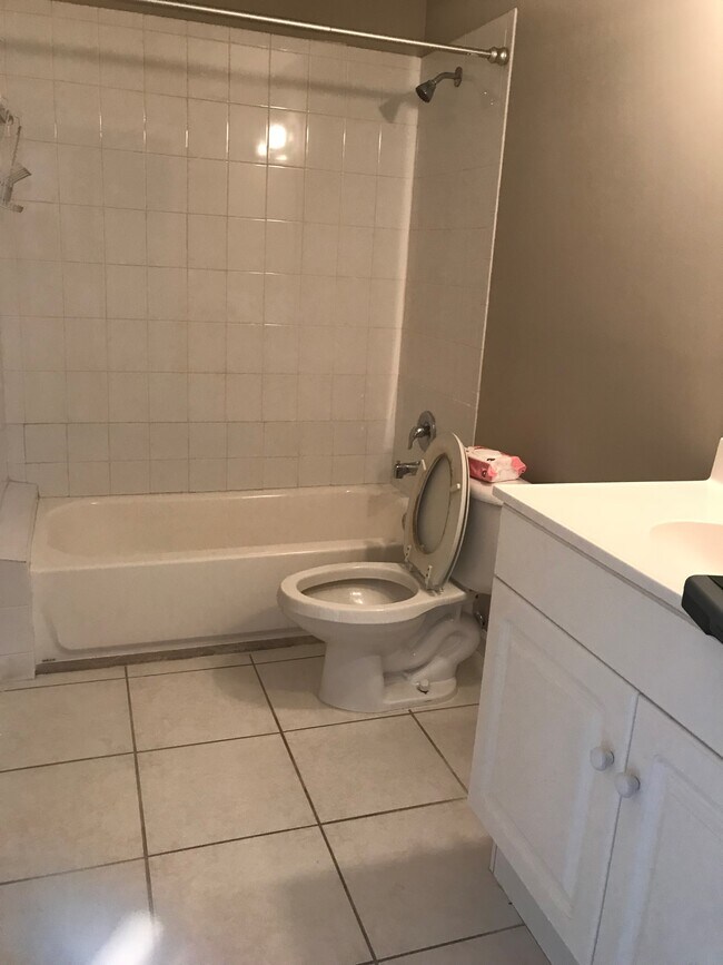 Building Photo - 1651 Hawthorne Plz