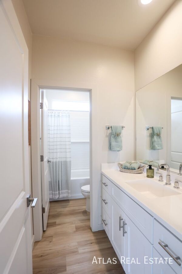 Building Photo - 6533 N 15th Dr