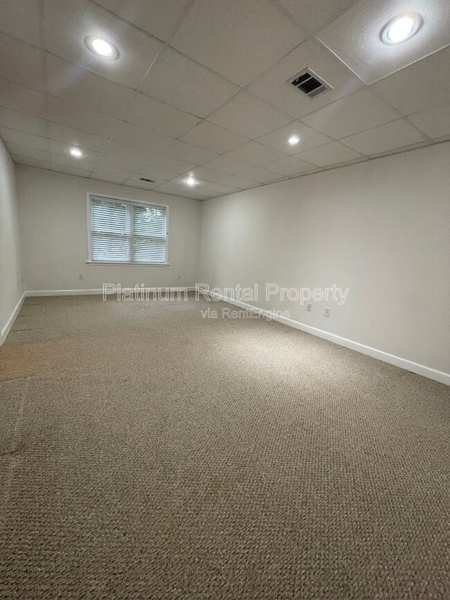 Building Photo - 870 Ingleside Dr