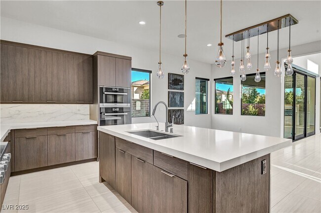 Building Photo - 68 Grey Feather Dr