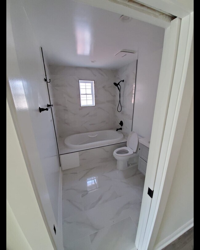 2nd Bath with Jacuzzi - 5003 South Dakota Ave NE