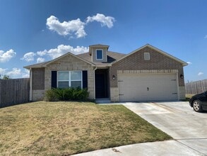 Building Photo - Welcome home to this beautiful 4 bedroom, ...
