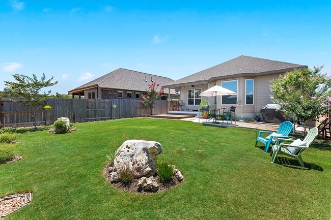 Building Photo - "Charming 3-Bedroom Retreat with 2 Baths i...