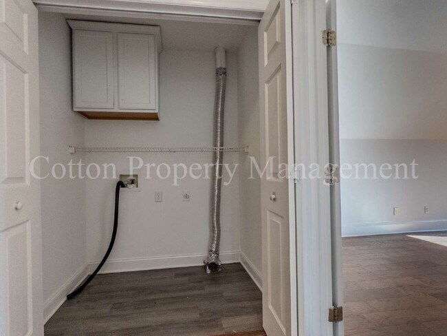 Building Photo - 4BR/2.5BA Pet Friendly home – BONUS Electricity Included! – Close to Beach & Shopping – $2,600/month