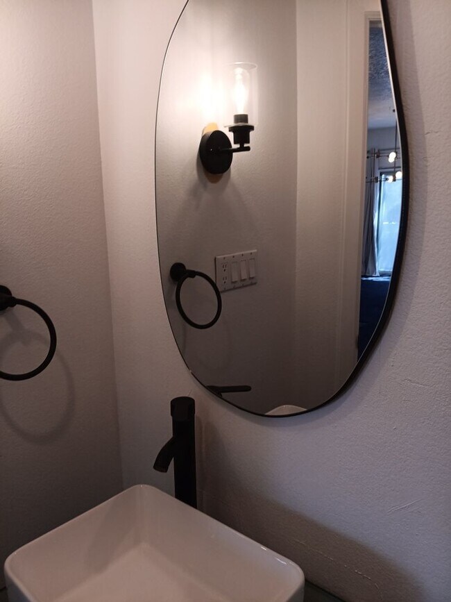 Building Photo - 3 Bedroom, 2.5 Bathroom Home! Schedule a S...