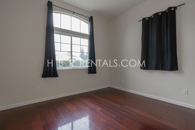 Building Photo - 1582 Peony Dr