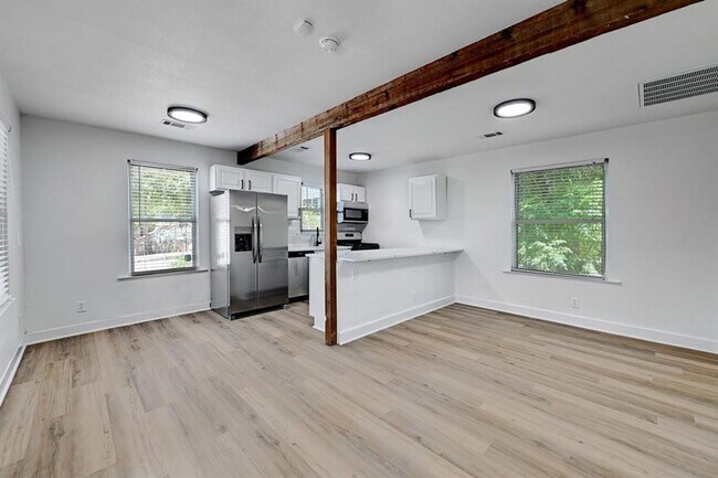 Building Photo - 2305 Longview St