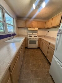 Building Photo - 4 bedroom with fenced-in yard in Washington
