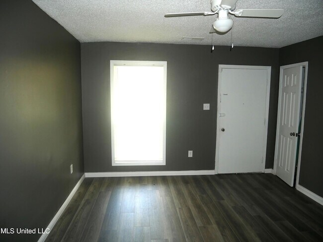 Building Photo - 5149 Gray Dr