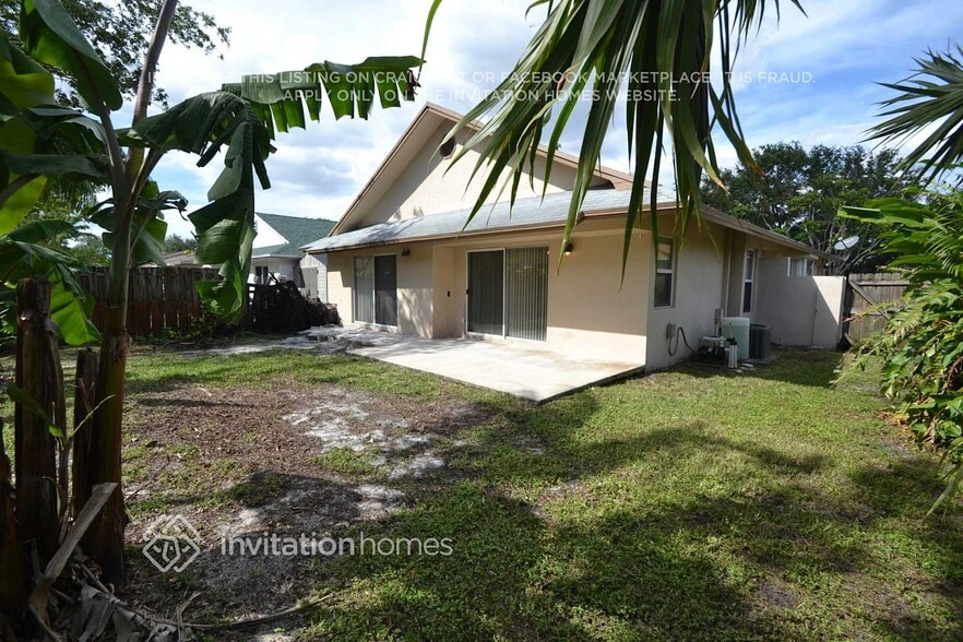 Building Photo - 9900 SW 59th Ct