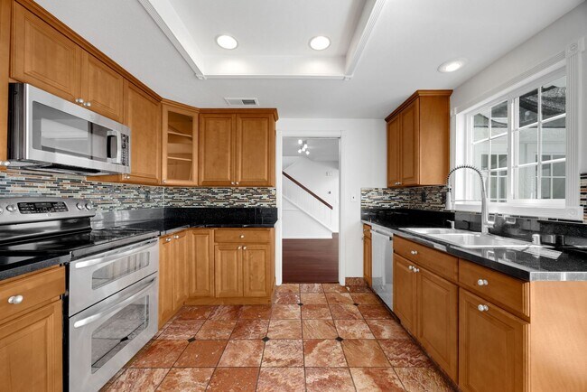 Building Photo - 3 Bed, 3 Bath townhome in Woodbridge Village