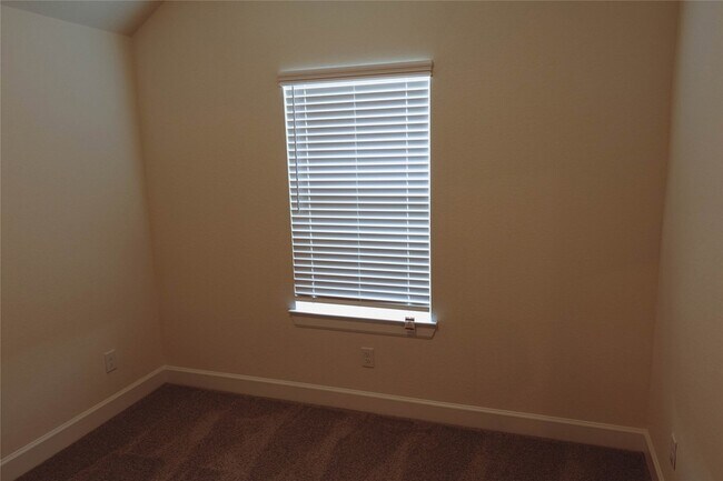 Building Photo - 3352 Vine Ter Trce