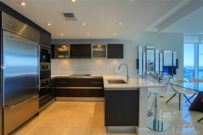 Building Photo - 17001 Collins Ave