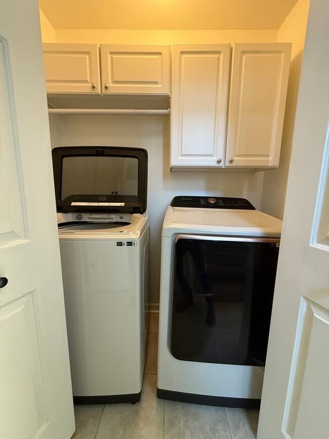 Building Photo - For Rent - Split Level Brick Home in South Nashville with Garage